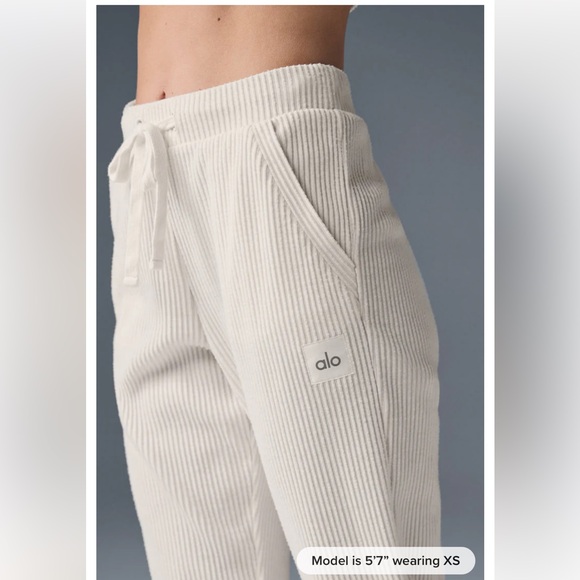 ALO Muse Joggers - Picture 4 of 8